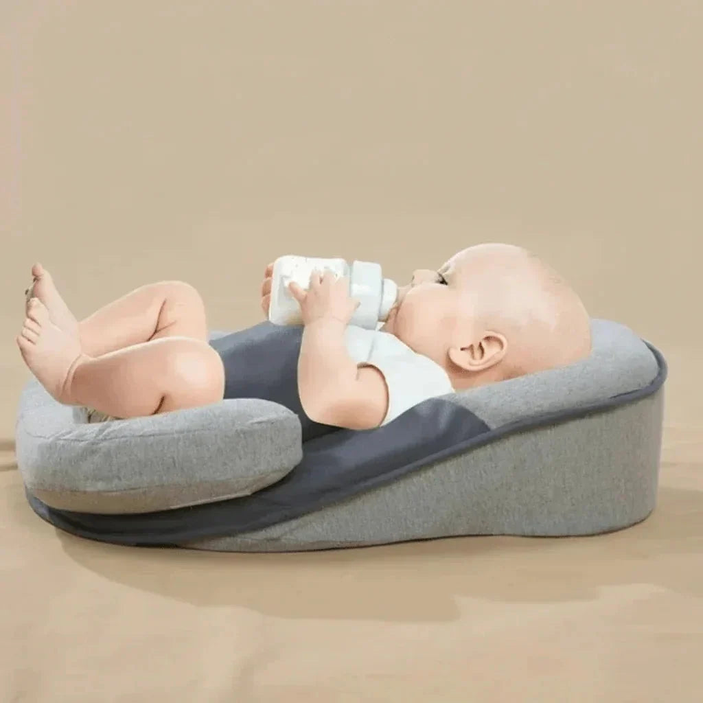Babywig voor het ledikant